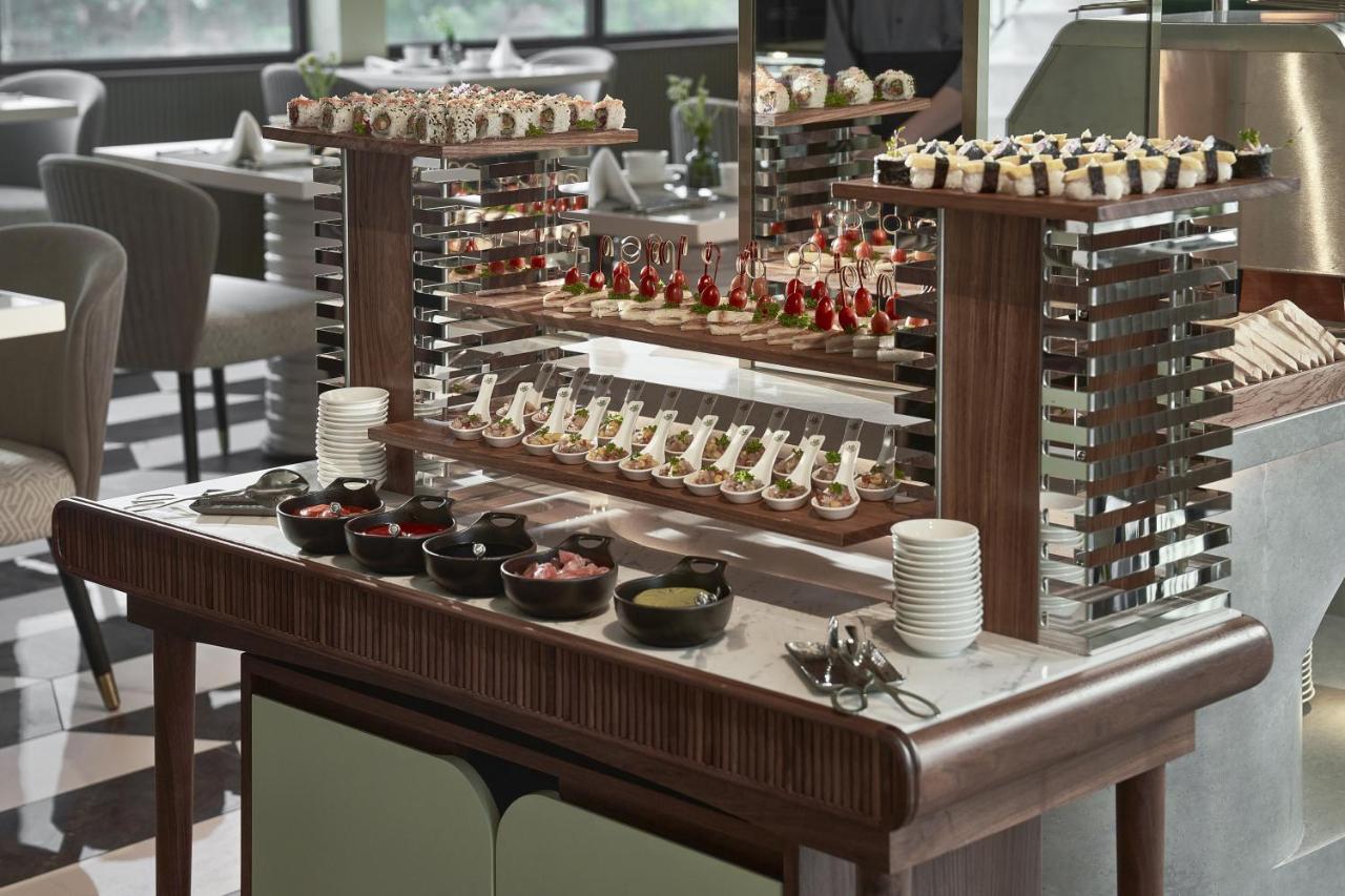 La Siesta Premium Saigon Hotell Ho Chi Minh-byen Eksteriør bilde A buffet at a restaurant